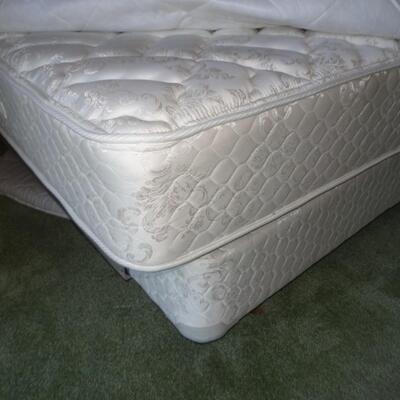 LOT 554. KING SIZE BED