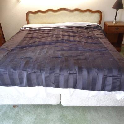 LOT 554. KING SIZE BED