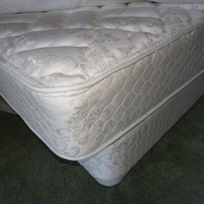 LOT 554. KING SIZE BED
