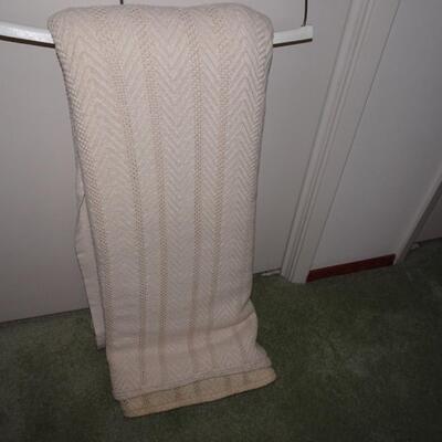 LOT 555. VINTAGE LARGE BED SPREAD