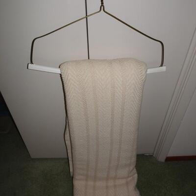 LOT 555. VINTAGE LARGE BED SPREAD
