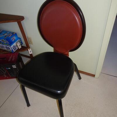 LOT 559.  CHAIR