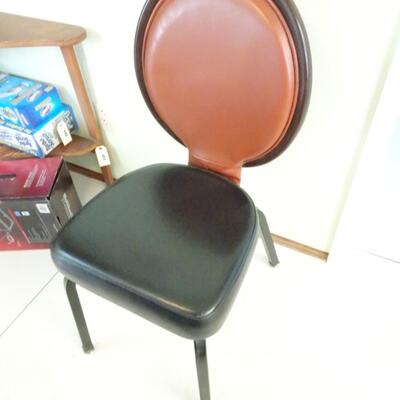 LOT 559.  CHAIR