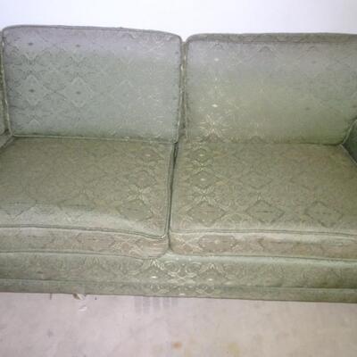 LOT 561.    8 FO0T LONG VINTAGE  SOFA ON CASTERS NEEDS CLEANING