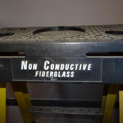 LOT 562. SIX FOOT FIBERGLASS LADDER