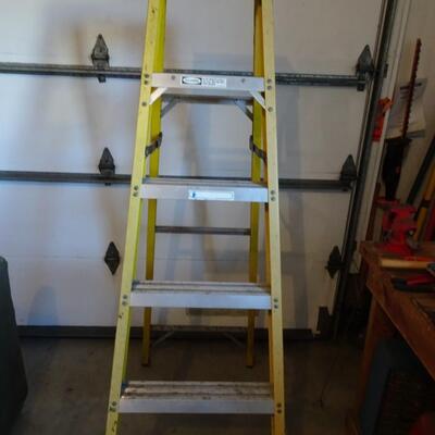 LOT 562. SIX FOOT FIBERGLASS LADDER