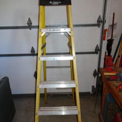 LOT 562. SIX FOOT FIBERGLASS LADDER