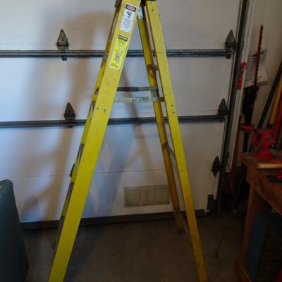 LOT 562. SIX FOOT FIBERGLASS LADDER