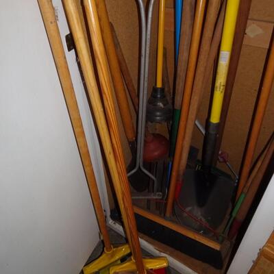 LOT 563. YARD TOOLS AND PUSH BROOM