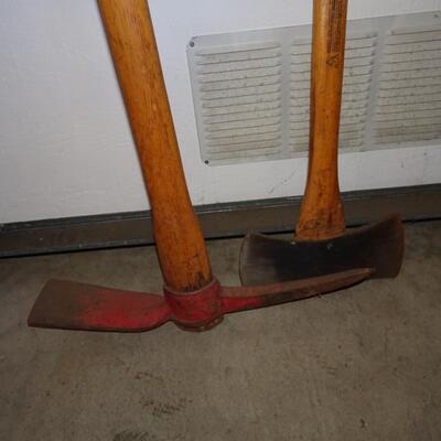 LOT 564. PICK AND AXE YARD TOOLS