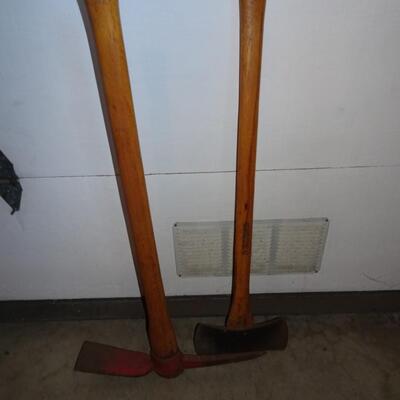 LOT 564. PICK AND AXE YARD TOOLS