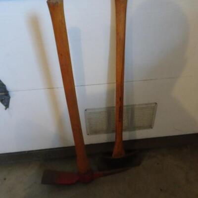 LOT 564. PICK AND AXE YARD TOOLS