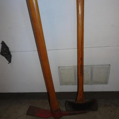 LOT 564. PICK AND AXE YARD TOOLS