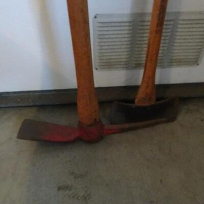 LOT 564. PICK AND AXE YARD TOOLS
