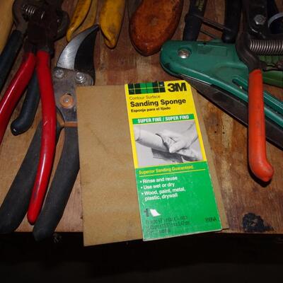 LOT 569. TOOLS