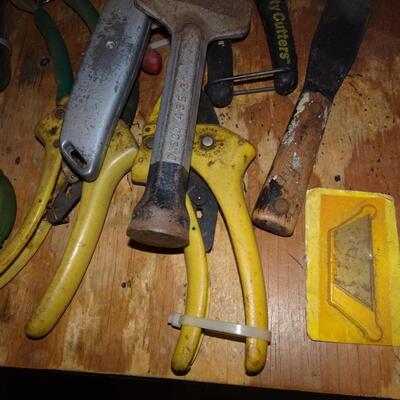 LOT 569. TOOLS