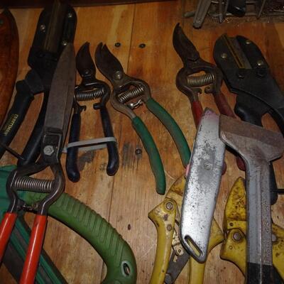 LOT 569. TOOLS