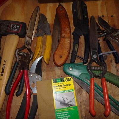 LOT 569. TOOLS