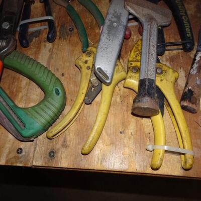 LOT 569. TOOLS