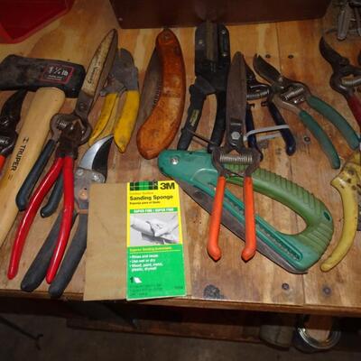 LOT 569. TOOLS