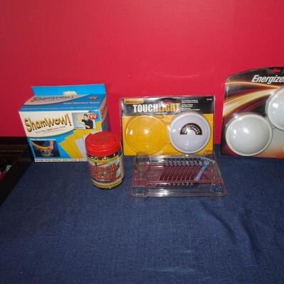 LOT 579. MISC ITEMS AND RAZORS