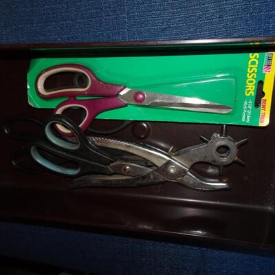 LOT 579. MISC ITEMS AND RAZORS