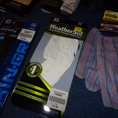LOT 580. VARIETY OF GLOVES
