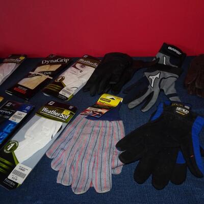 LOT 580. VARIETY OF GLOVES