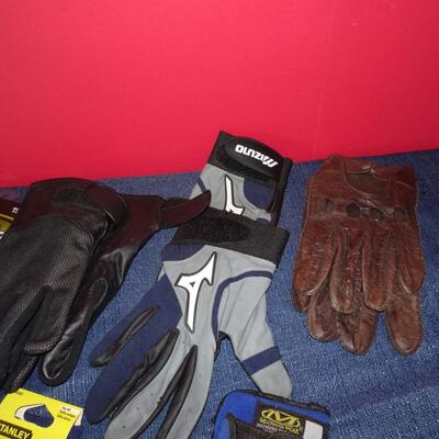 LOT 580. VARIETY OF GLOVES