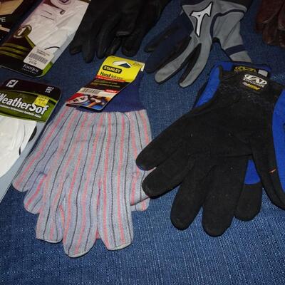 LOT 580. VARIETY OF GLOVES
