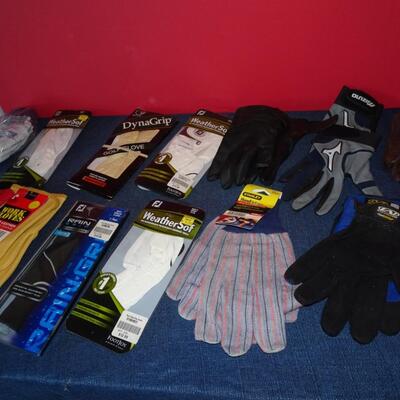 LOT 580. VARIETY OF GLOVES