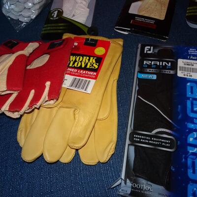 LOT 580. VARIETY OF GLOVES