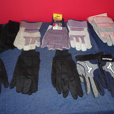 LOT 581. VARIETY OF GLOVES