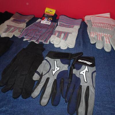 LOT 581. VARIETY OF GLOVES