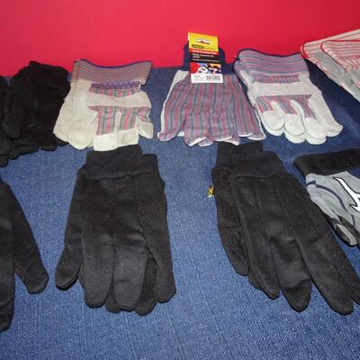 LOT 581. VARIETY OF GLOVES