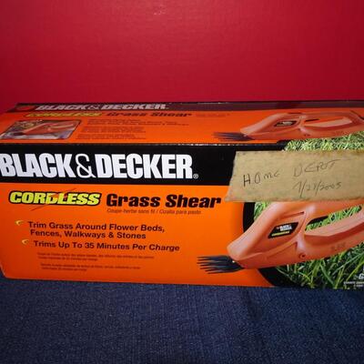 LOT 582. STAPLER AND  AND GRASS SHEAR