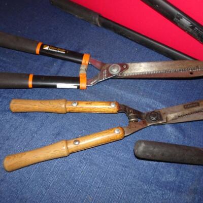 LOT 591. YARD TOOLS