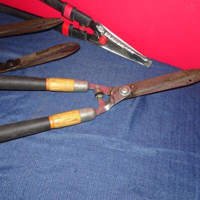 LOT 591. YARD TOOLS