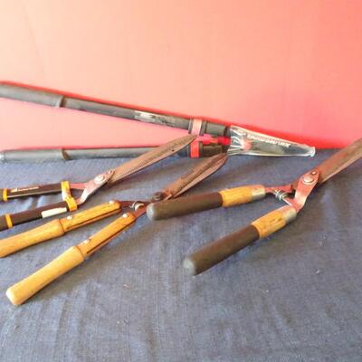 LOT 591. YARD TOOLS