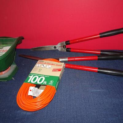 LOT 594 YARD TOOLS AND EXTENSION CORD