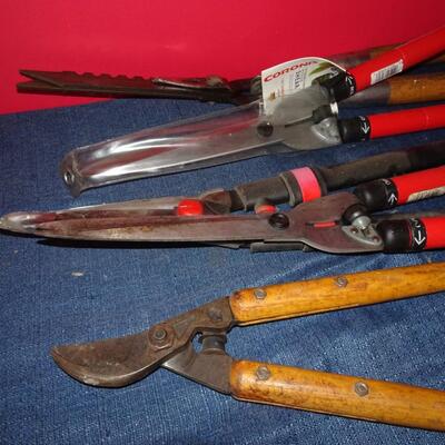 LOT 599. YARD TOOLS