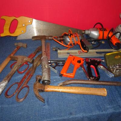 LOT 605. TOOLS