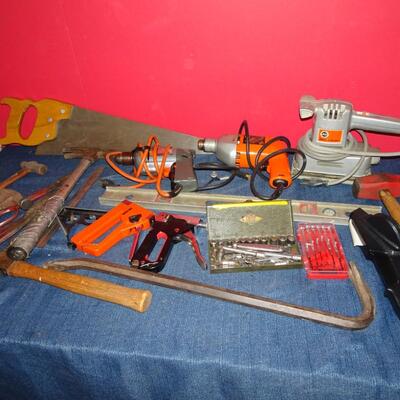 LOT 605. TOOLS