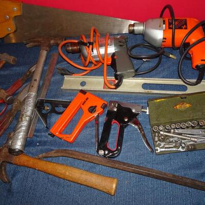 LOT 605. TOOLS