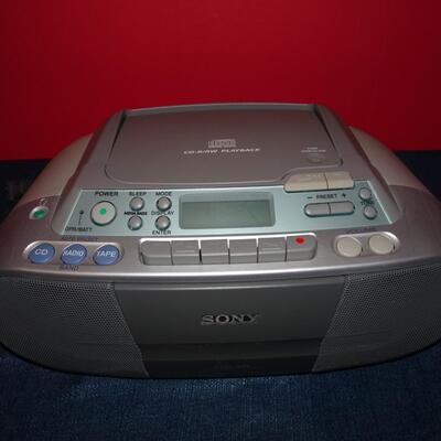 LOT 622  SONY PORTABLE CD PLAYER