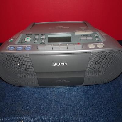 LOT 622  SONY PORTABLE CD PLAYER