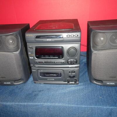 LOT 623. AIWA   CD AND STEREO SYSTEM