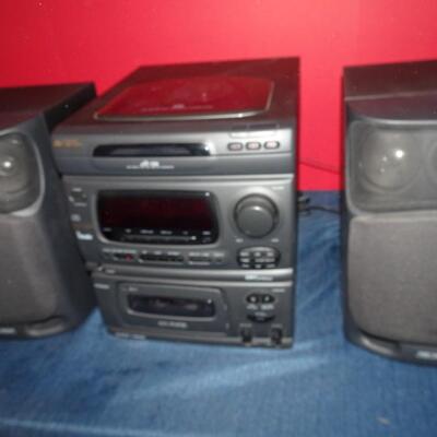 LOT 623. AIWA   CD AND STEREO SYSTEM