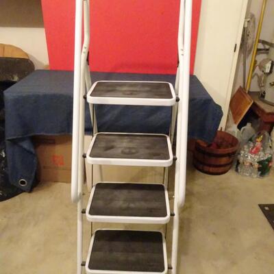 LOT 624. LARGE STEP STOOL