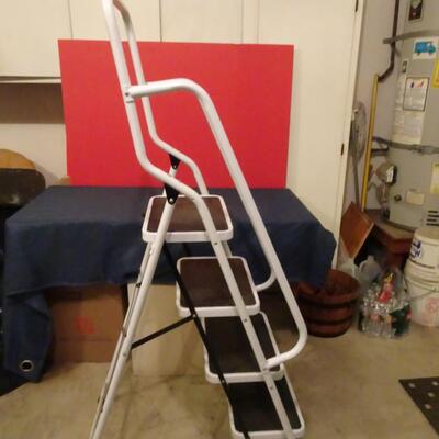 LOT 624. LARGE STEP STOOL